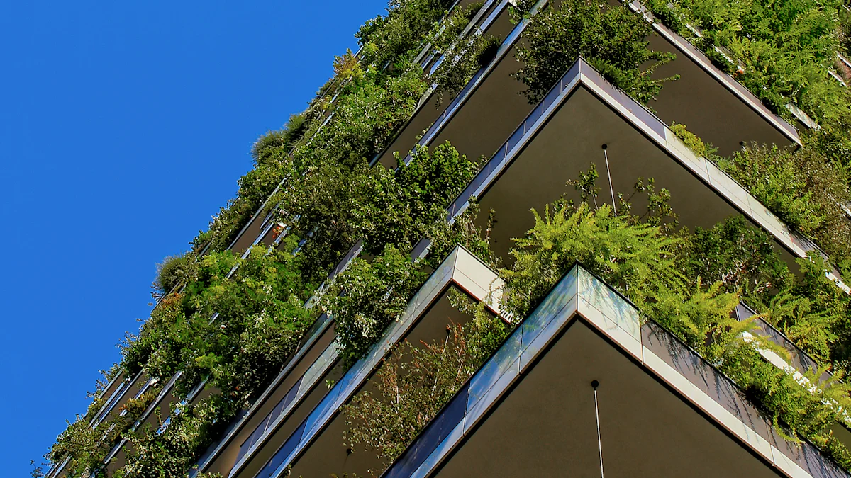 Terraços de um edifício tomados por vegetação densa contra o céu azul