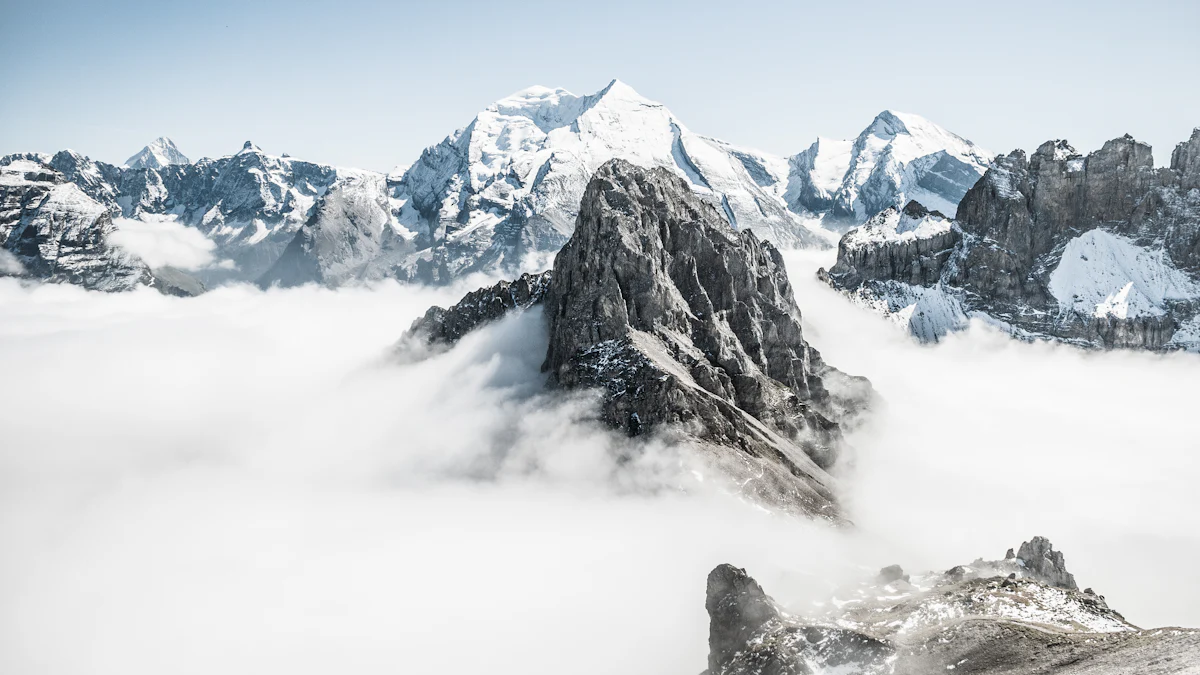 Picos de montanha emergindo acima de um mar de nuvens