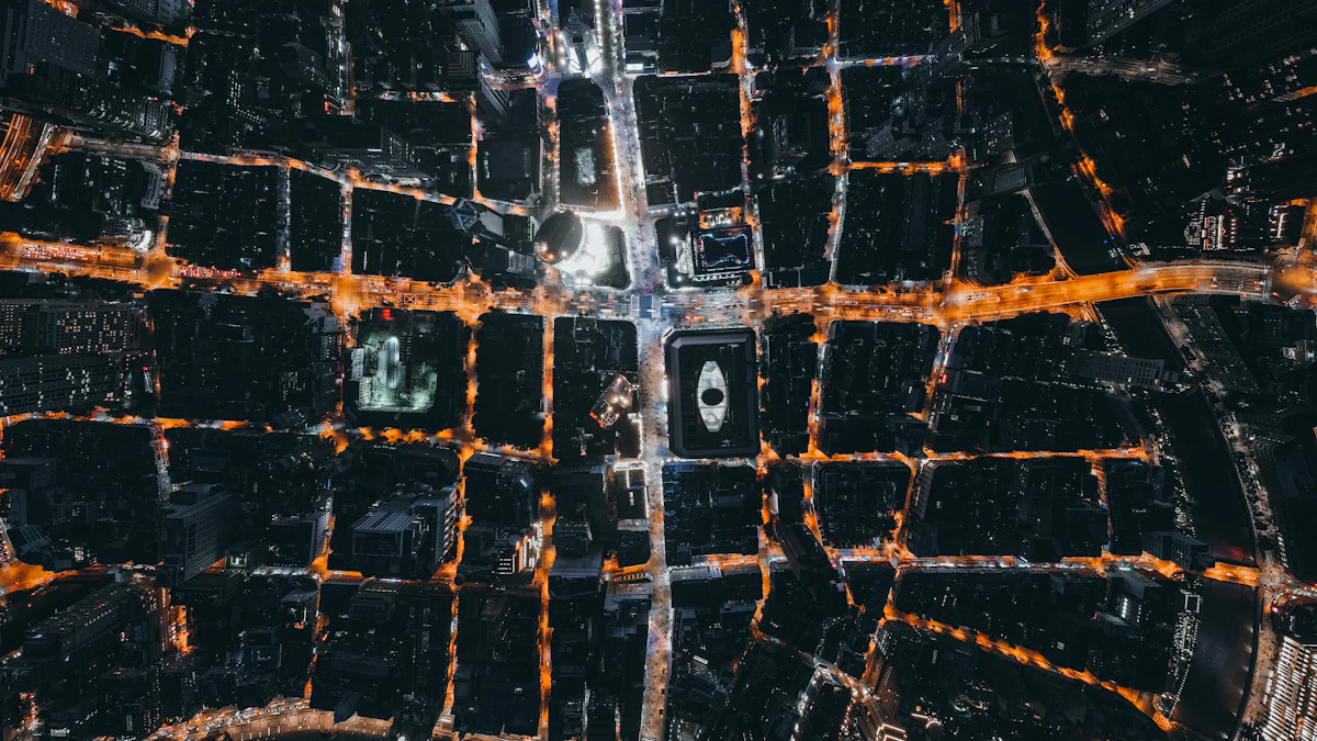 Vista aérea noturna de uma malha urbana densa, com as avenidas iluminadas em laranja