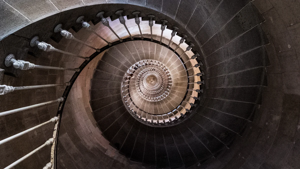 Escada em espiral fotografada de cima, com os degraus girando até o centro
