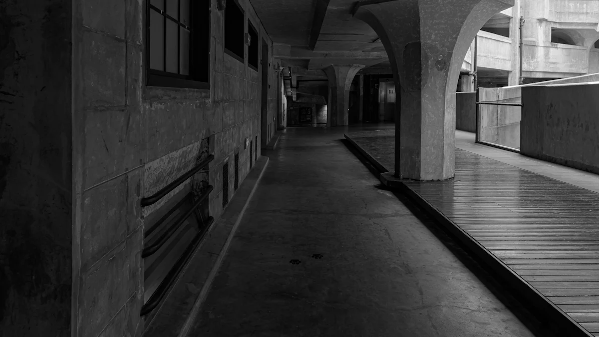 Corredor vazio de concreto em preto e branco, sem ninguém